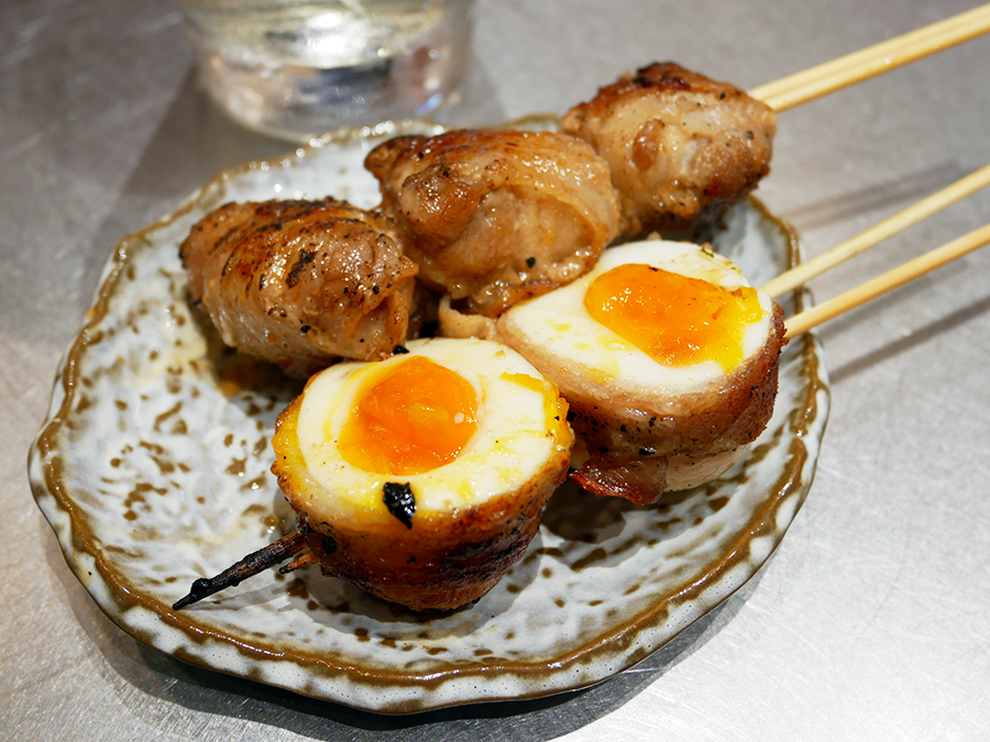 人形町ハシゴ楼「北海道肉巻きと琉球煮込み料理でたらめ」肉巻きチーズ、うずら卵