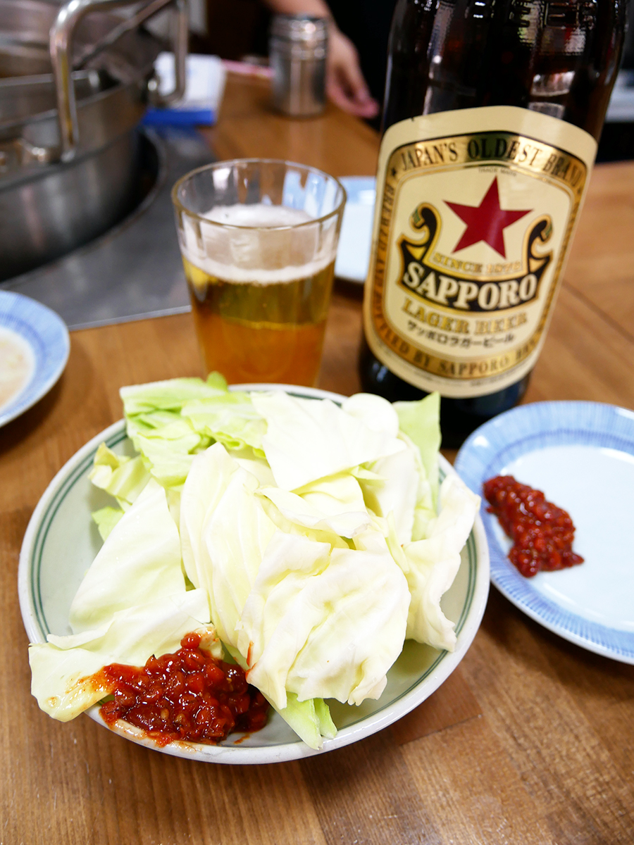 大阪新世界「ホルモン宗矩」瓶ビール、キャベツ