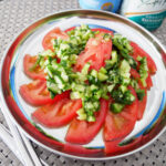 きゅうりとパクチードレッシングのトマトサラダ