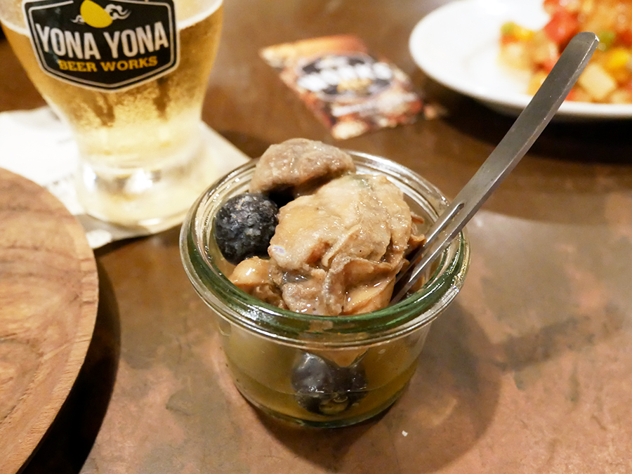 東京新宿「YONA YONA BEER WORKS」料理・牡蠣とオリーブの燻製オイル漬け