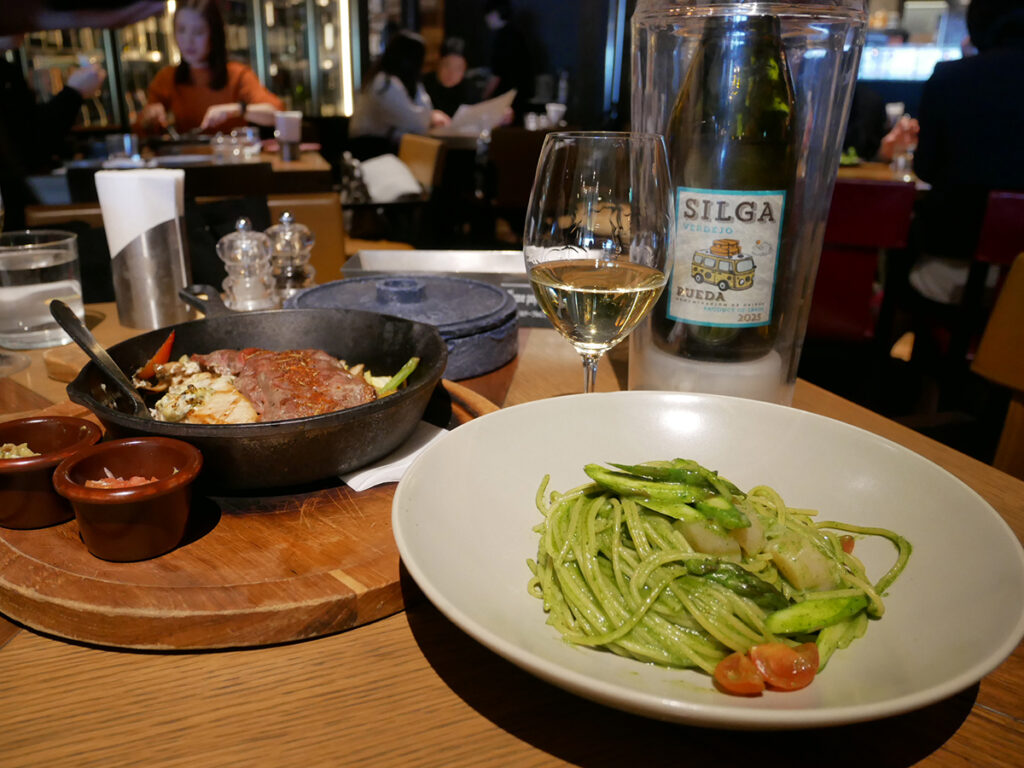 名駅「The TOWER TAVERN BAR & GRILL」ランチ、女子会、パーティーまで使える駅直結オールデイズダイニング