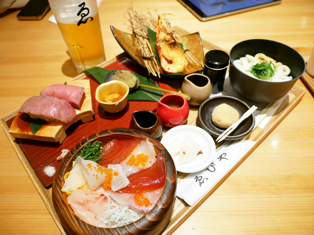 伊勢おかげ横丁「ゑびや大食堂」伊勢名物グルメを丸ごと食べ尽くし!