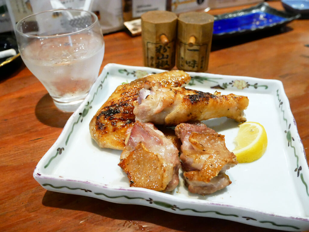 金山「弌鳥」駅直結!絶品焼き鳥と日本酒とプチ昭和空間の鳥居酒屋