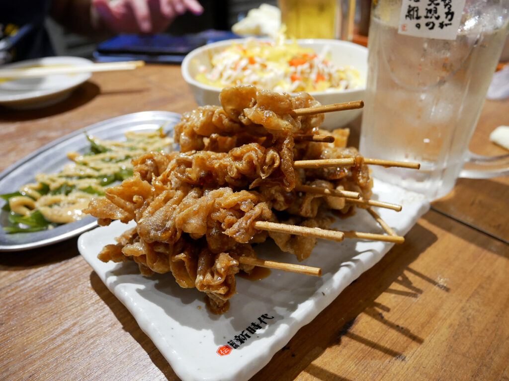 金山「新時代」鶏皮55円!ビール190円!激安居酒屋は昼飲みもOK!