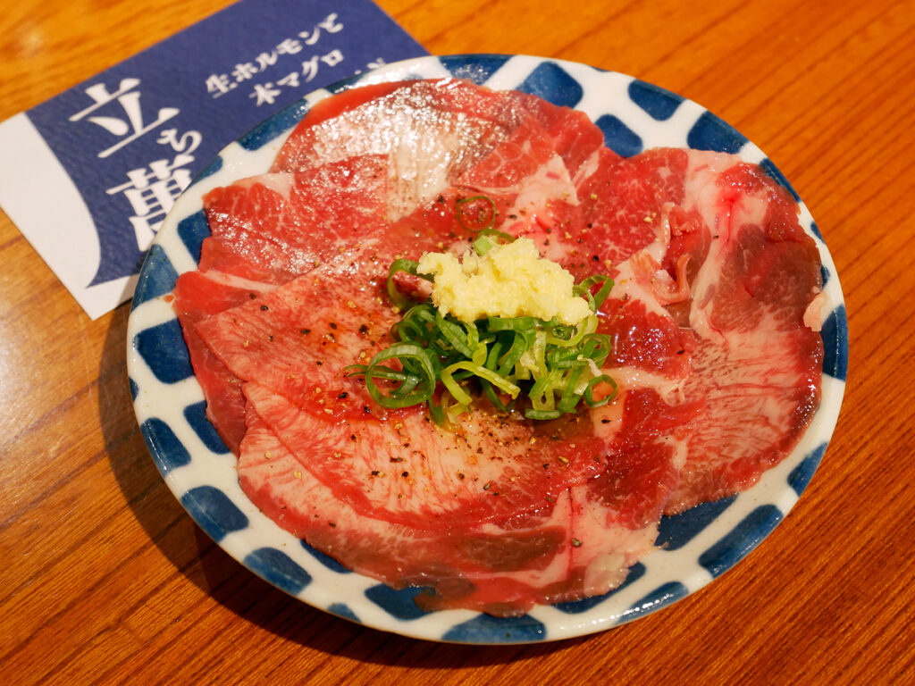 ホワイティうめだ「立ち萬」毎日昼飲みOK!生ホルモンと本マグロの立ち飲み