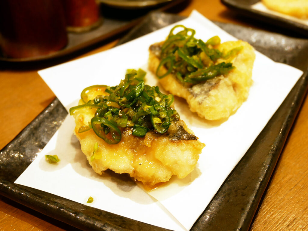 名駅「立呑み 魚椿」新鮮魚介の刺身と天ぷらが安旨!一人飲み、早飲み、ちょい飲みにも!