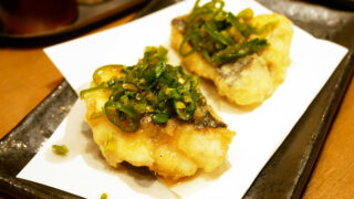 名駅「立呑み 魚椿」新鮮魚介の刺身と天ぷらが安旨!一人飲み、早飲み、ちょい飲みにも!